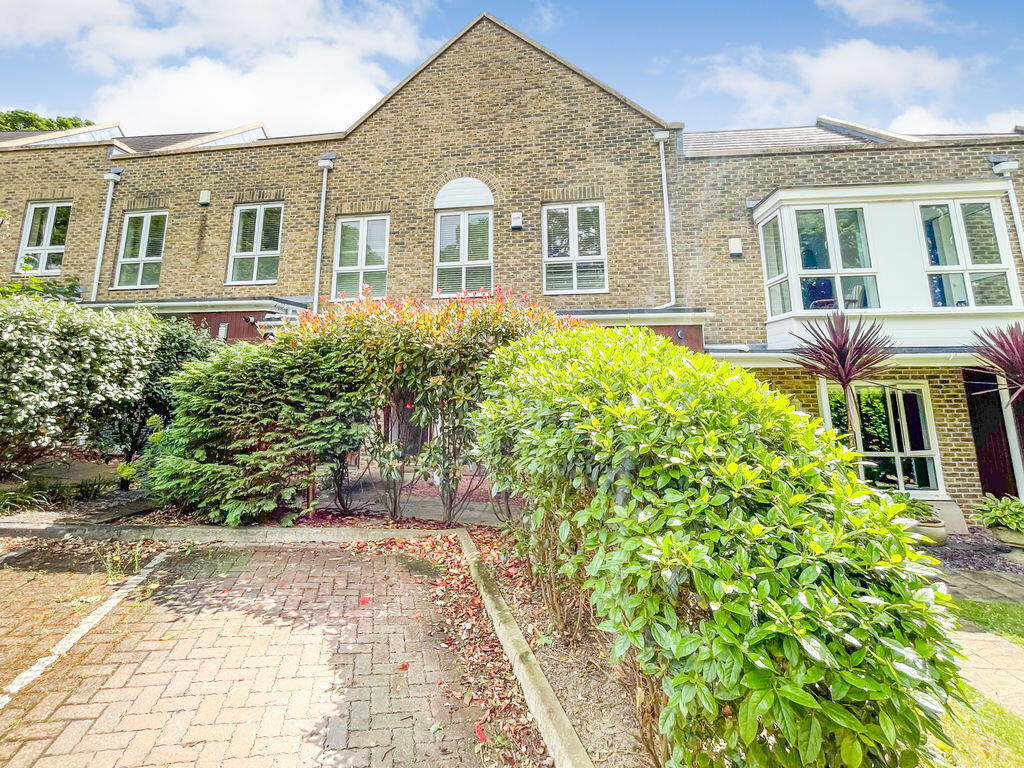 Main image of property: Sunnyfield Rise, Bursledon, SO31