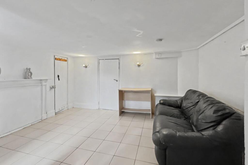Flats A,B & C, 81 Burrell Road, Ipswich, Suffolk, IP2 8AD photo 4