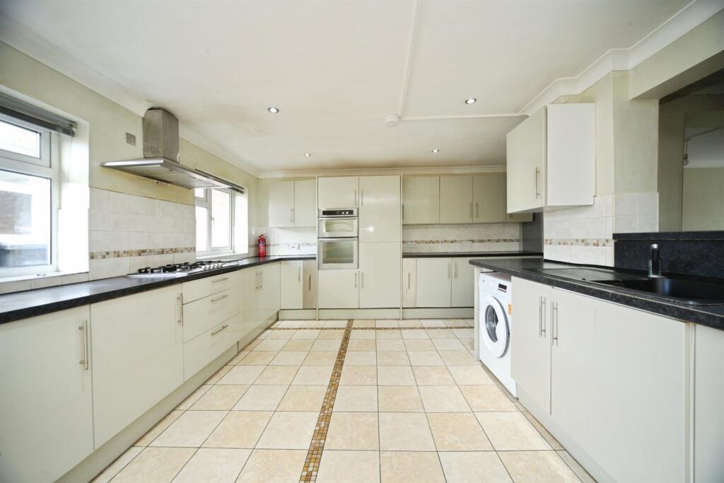 House in Luton - View 5