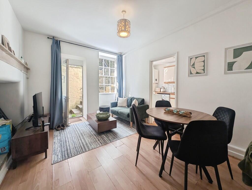 Apartment in Bath, Walcot - View 2