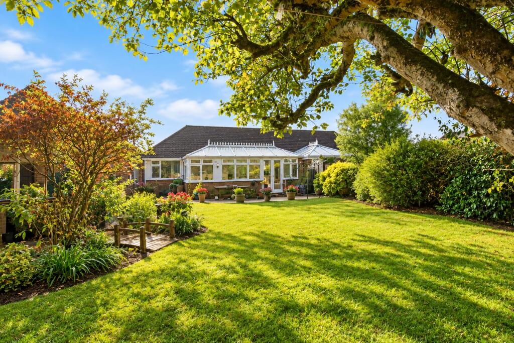 2-bed bungalow on Spooners Drive, Park Street, St. Albans, Hertfordshire, AL2, £550,000