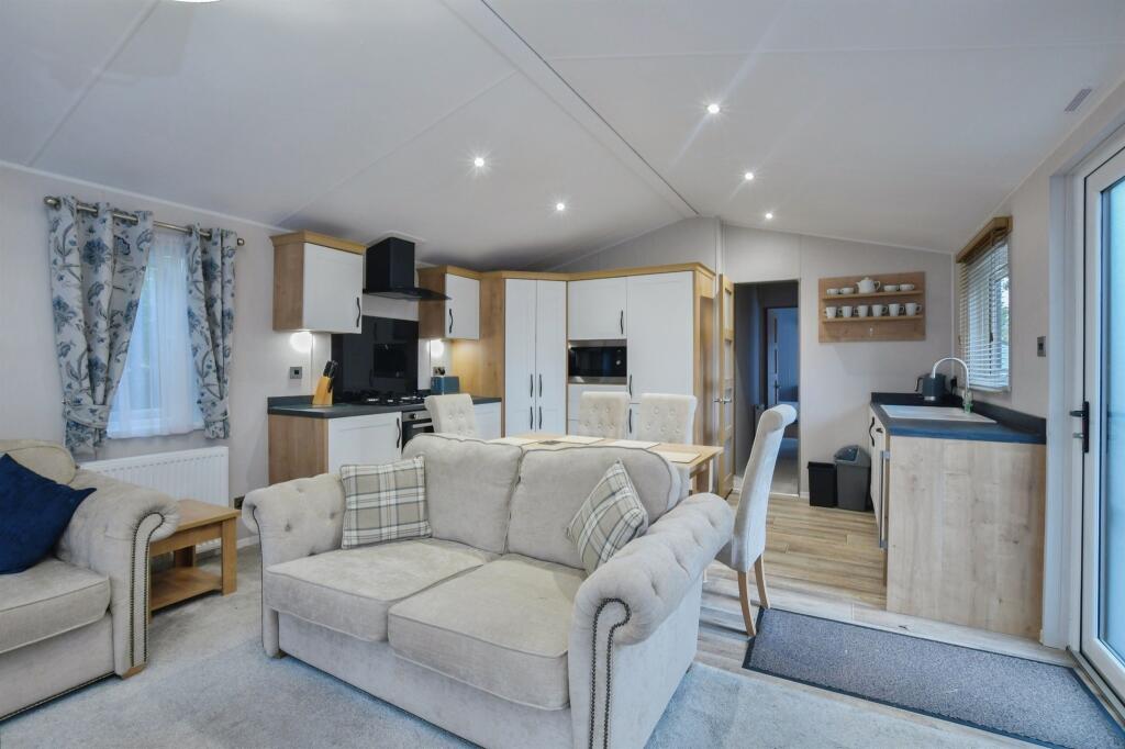 Central Way, Godshill, Fordingbridge photo 2