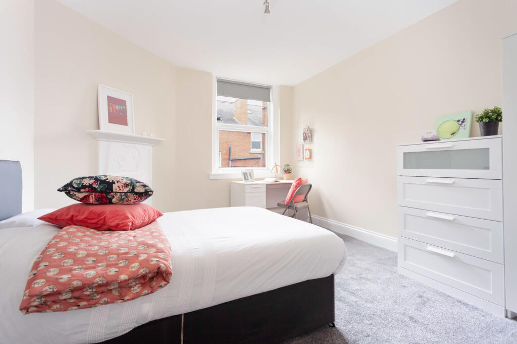Main image of property: 8 Estcourt Avenue, Headingley, Leeds, LS6 3ES