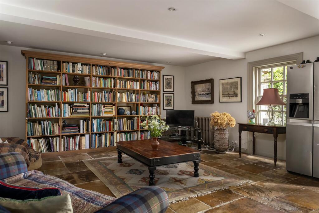 House in Gloucester - View 5