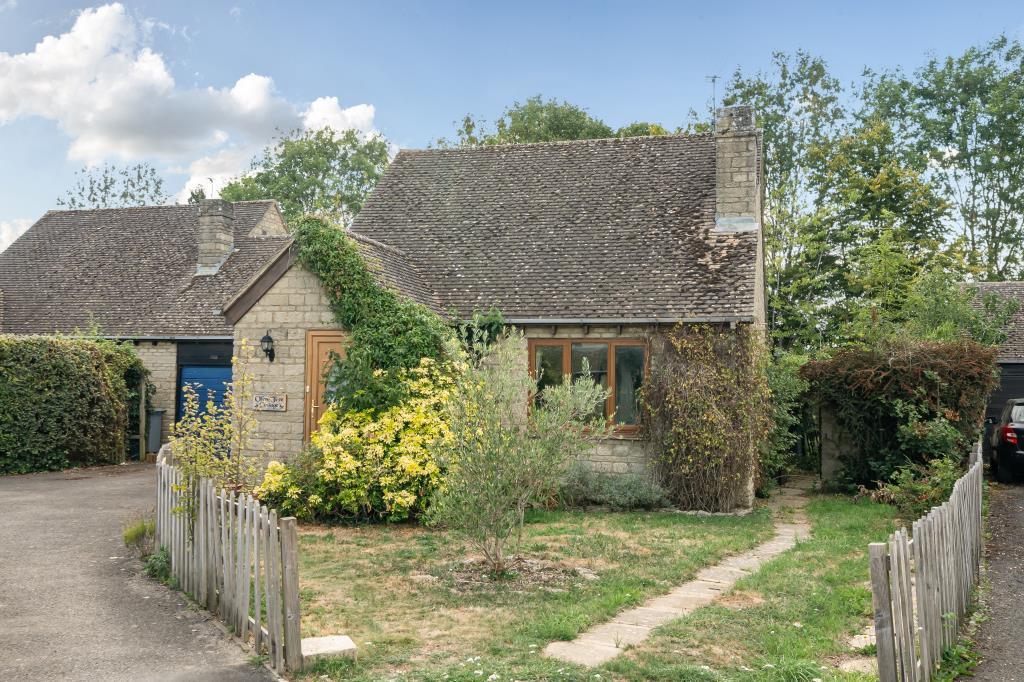 2-bed bungalow on Witney, Oxfordshire, OX28, £365,000