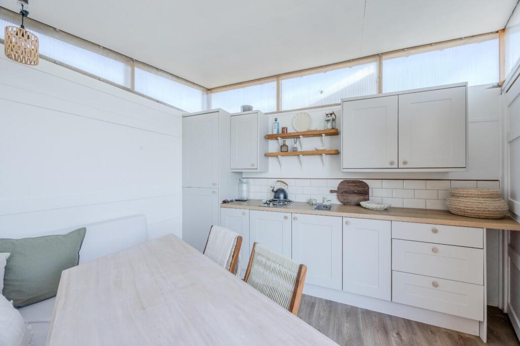 House in Southend-on-Sea, North Shoebury - More