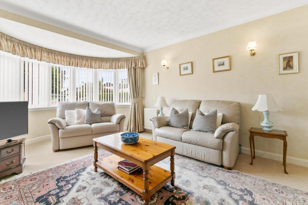 Broomfield Avenue, Newton Mearns, G77 photo 4