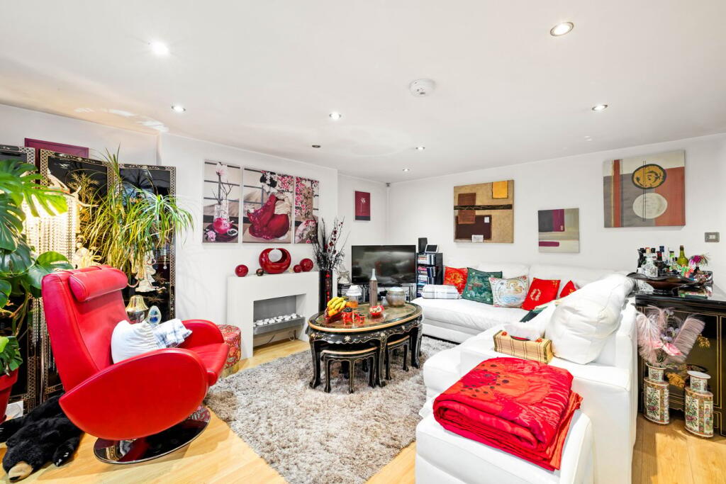 Apartment in Dover, Tower Hamlets - View 2