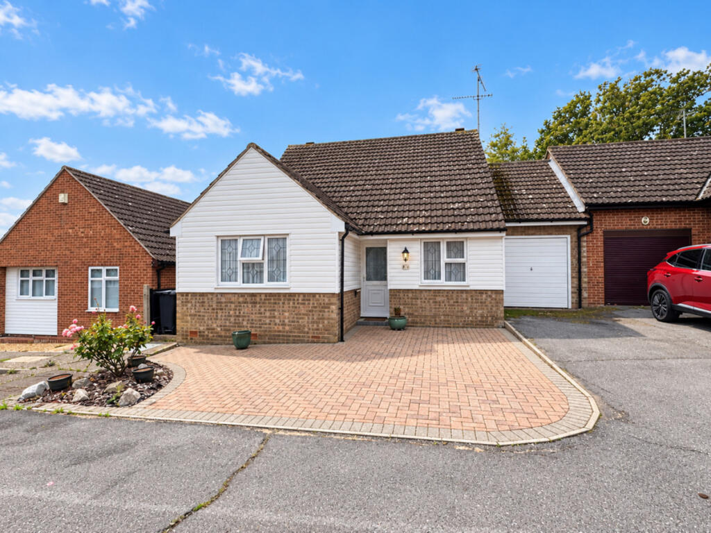 2-bed detached on Minton Heights, Rochford, £425,000