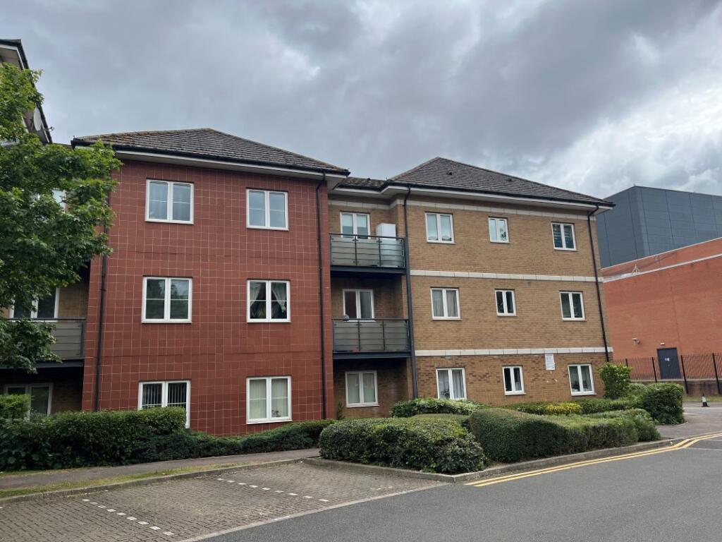 107 The Parklands, Dunstable, Bedfordshire, LU5 4GW photo 4
