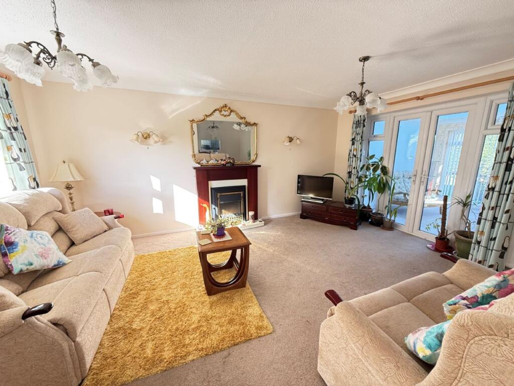 Baynards Crescent, Kirby Cross photo 4