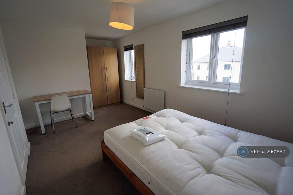 6 bedroom semi-detached house for rent