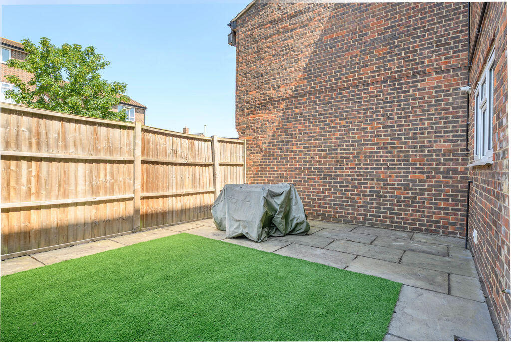 Newark Court, Walton-on-Thames, Surrey, KT12 3NX photo 2
