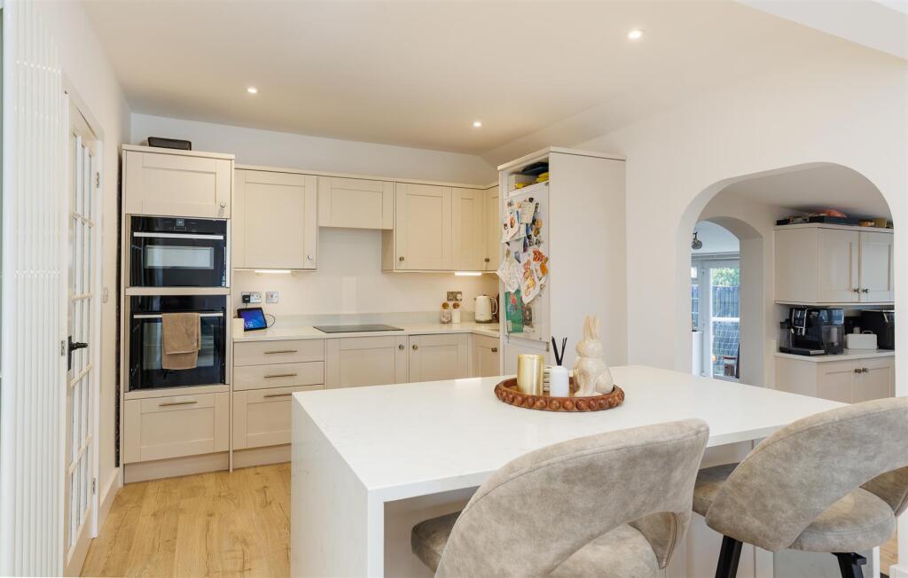 House in Gurnard - More