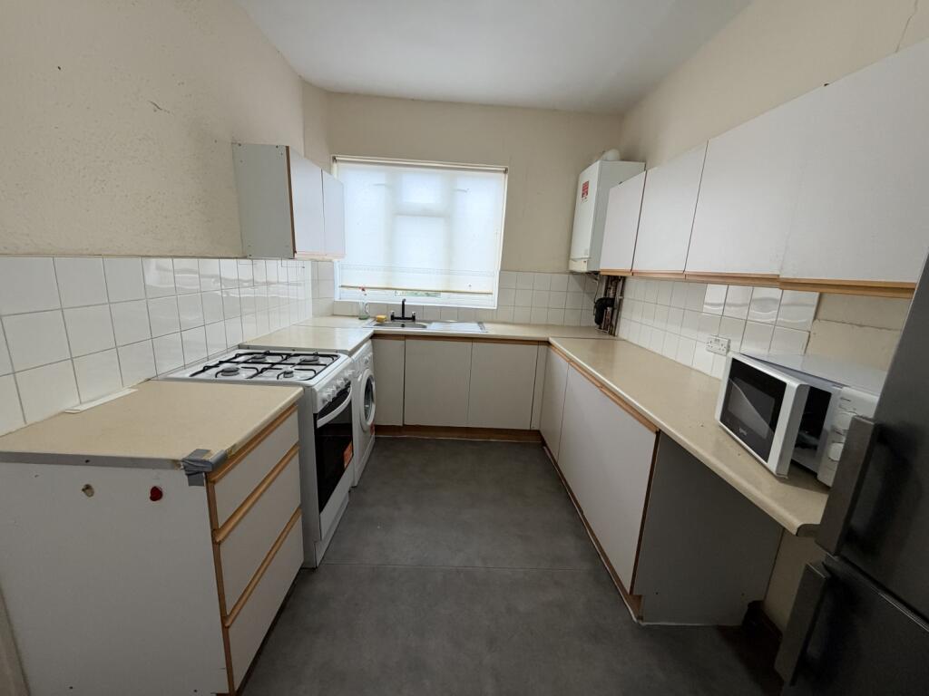 Apartment in Staines-upon-Thames, Knowle Green - View 3