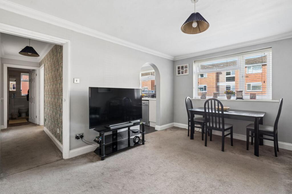 Apartment in Slough, Farnham Royal - View 3