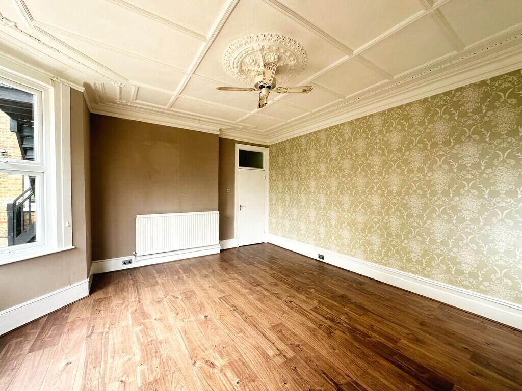 Apartment in Southend-on-Sea - View 3