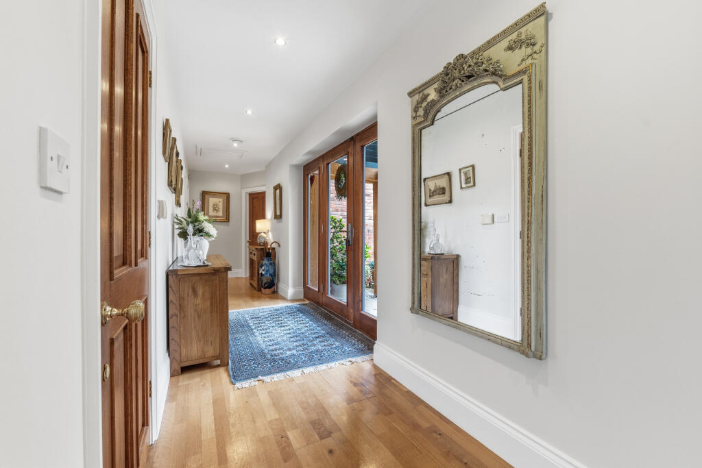 House in South Kesteven, Long Bennington - View 2