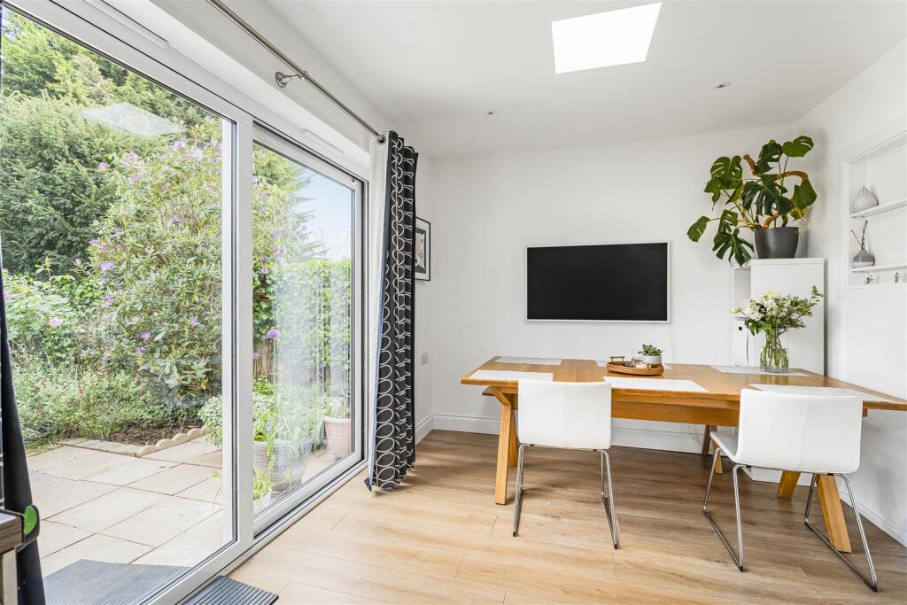 House in Kingston upon Thames - More