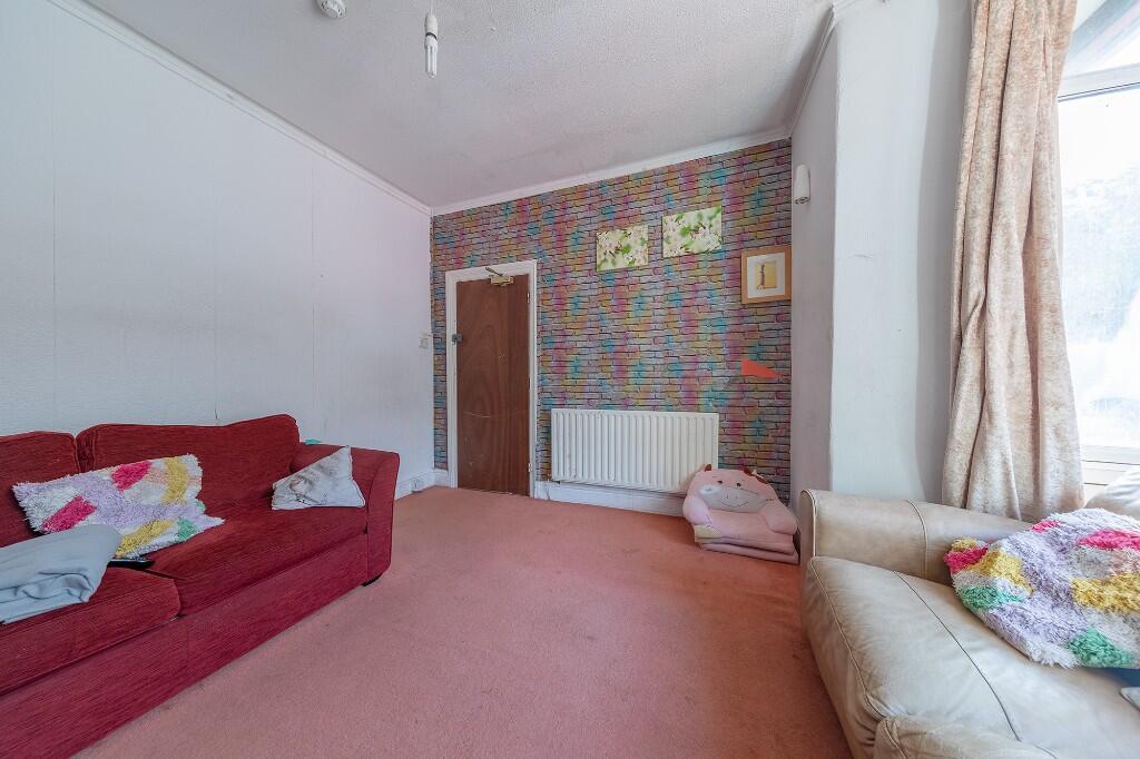 Broadway, Pontypridd, CF37 photo 4