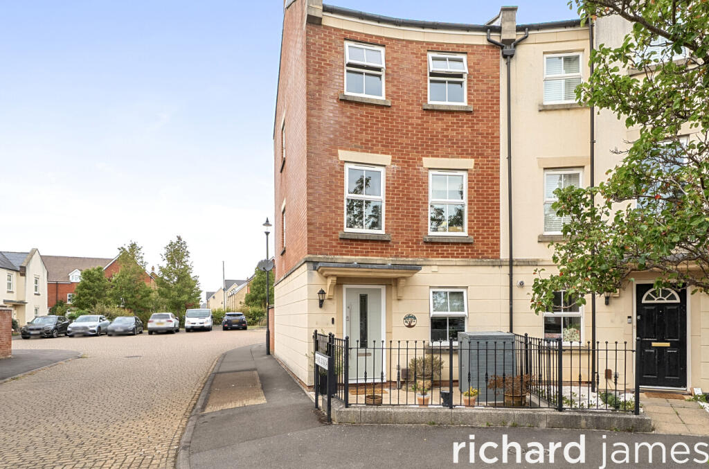 4-bed house on Dowland Close, Redhouse, Swindon, SN25, £300,000