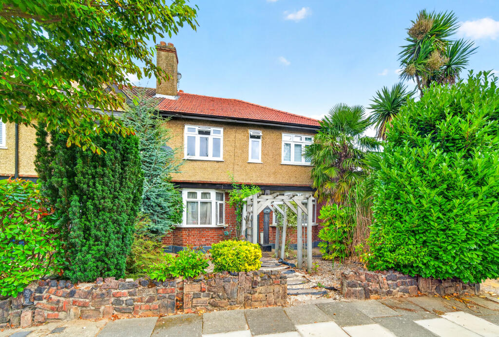 Studio flat on Cuckoo Dene, London, Greater London, £495,000