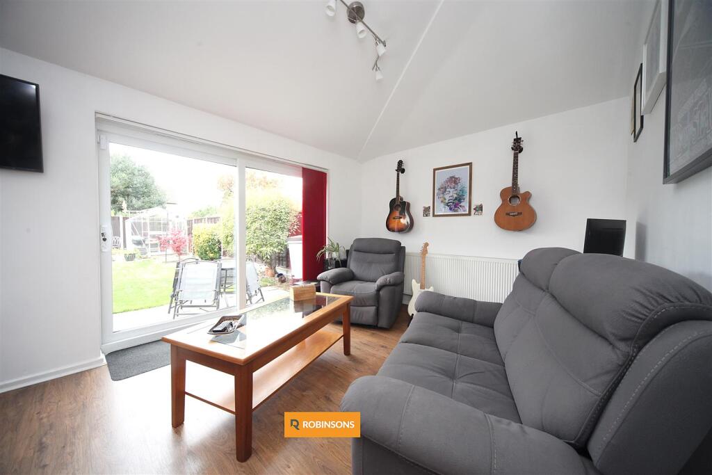 House in Dunstable, Central Bedfordshire - More