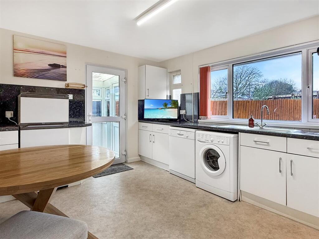 Linden Close, Sticklepath, Barnstaple photo 2