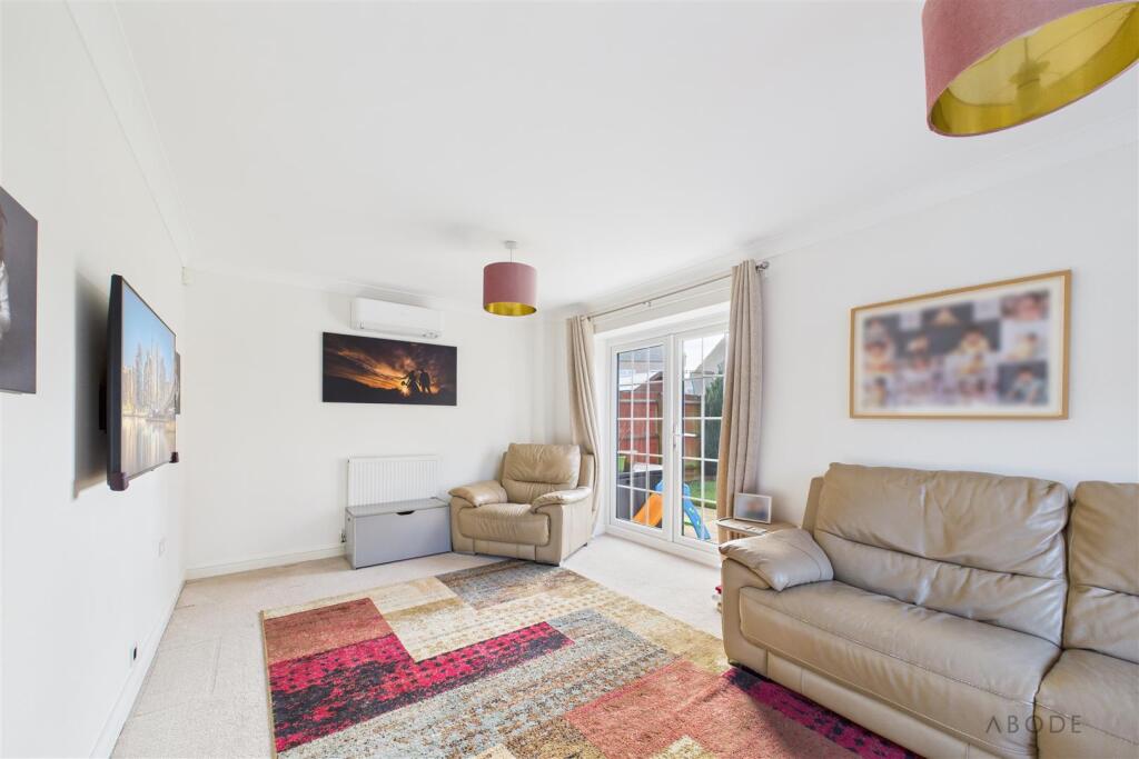 Honeysuckle Avenue, Tutbury photo 4