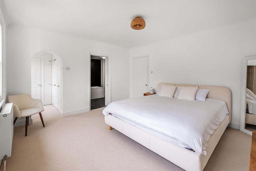 Apartment in Dorking, Pixham - View 3