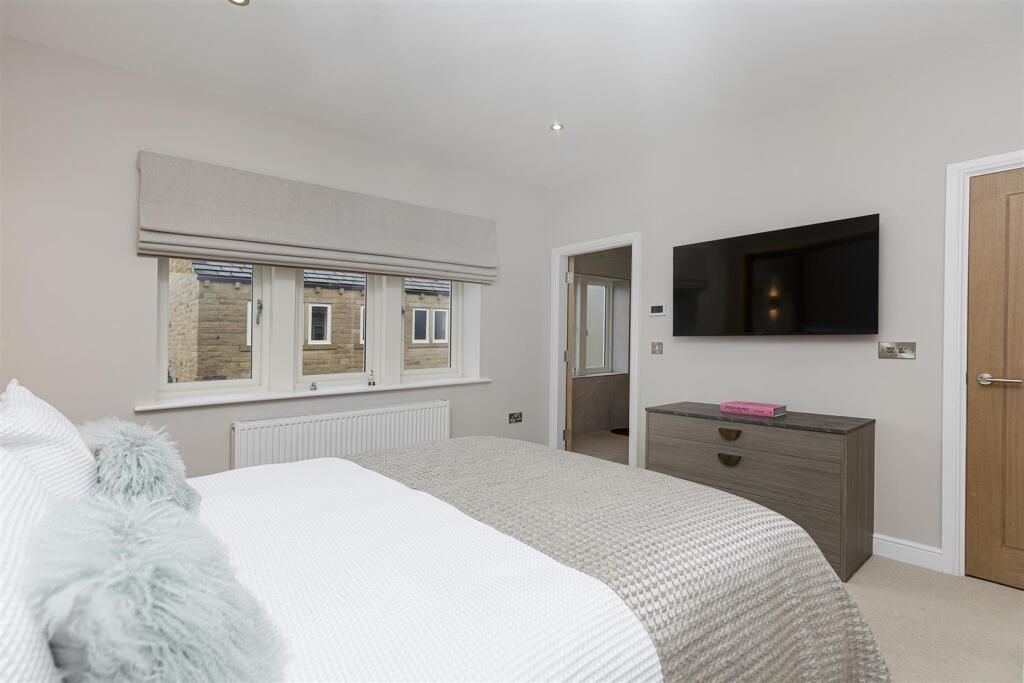 The Village, Farnley Tyas, Huddersfield photo 4