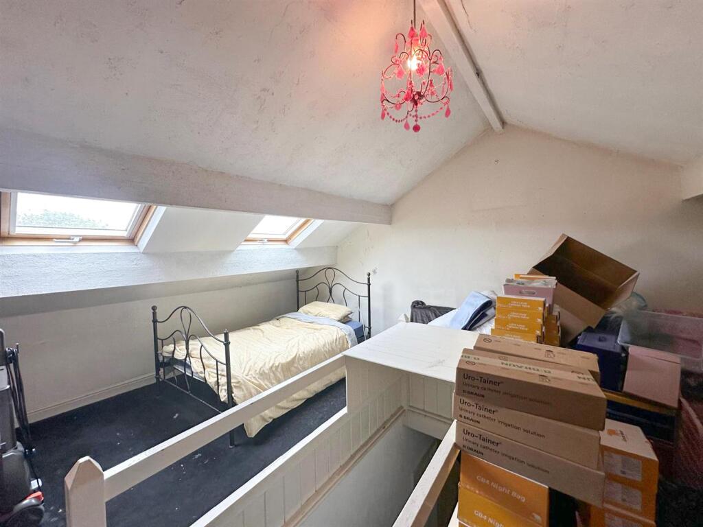House in Bradford, Steeton with Eastburn - View 5