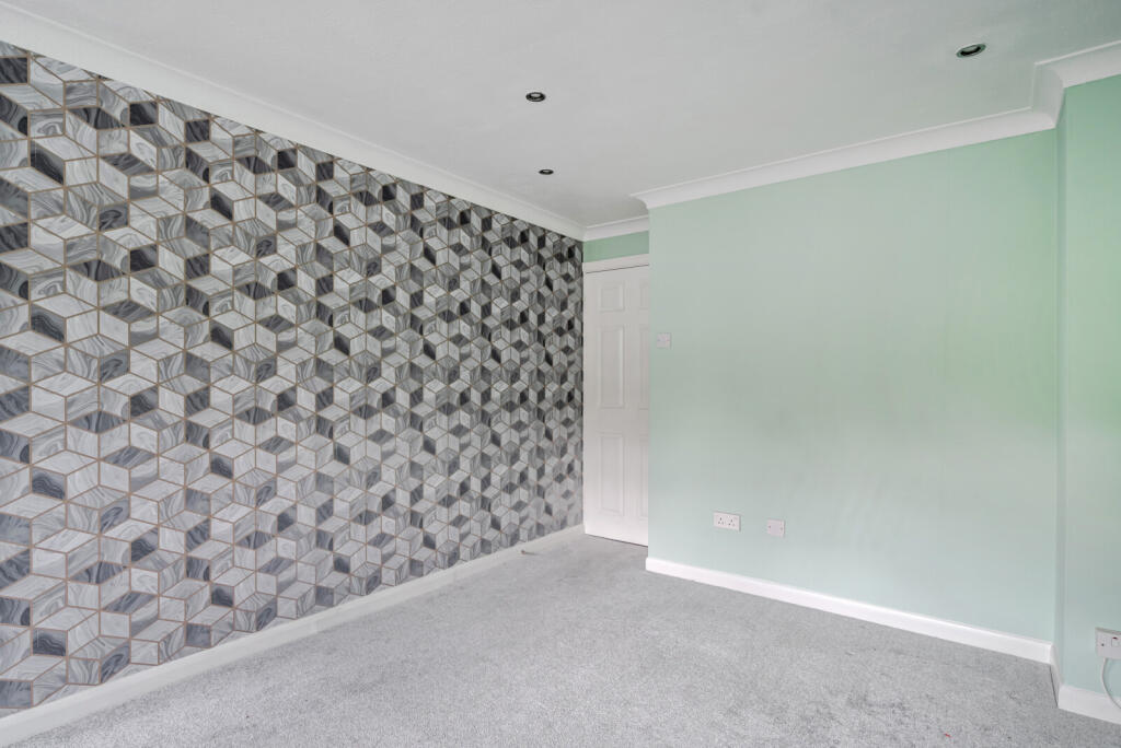 Apartment in Runnymede, Addlestone - More