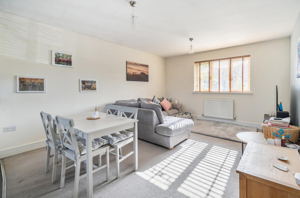 Apartment in Kingston upon Thames - View 4