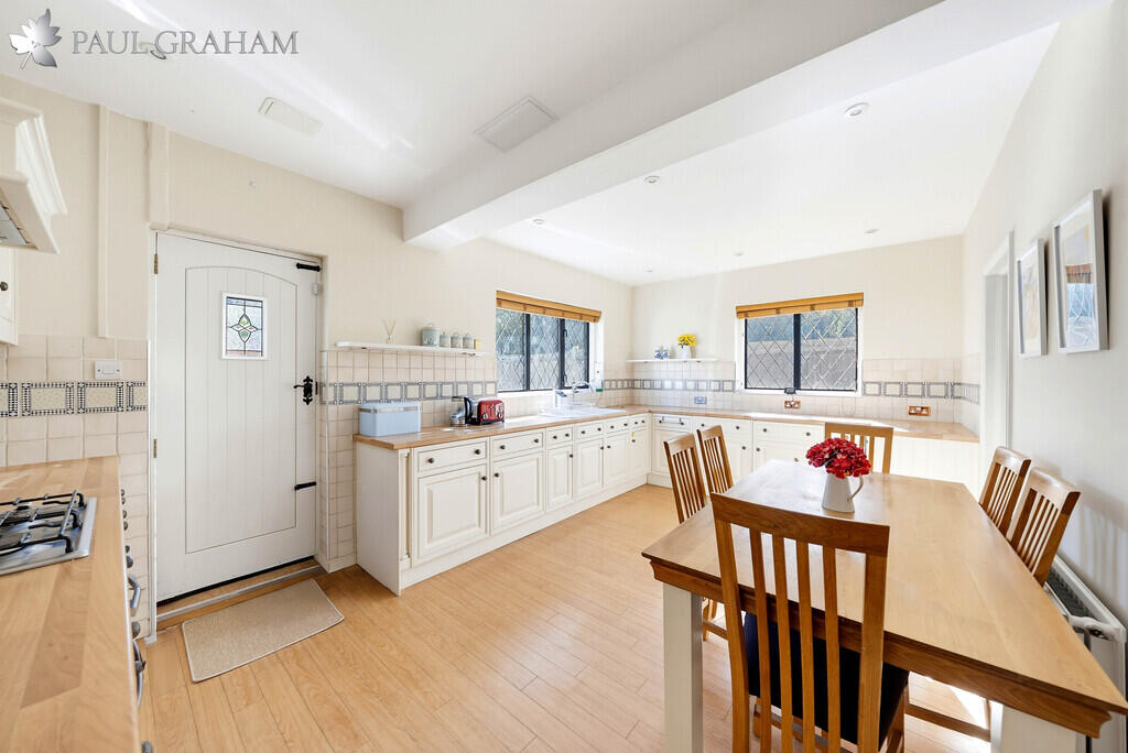 House in London, Woodcote Green - View 5