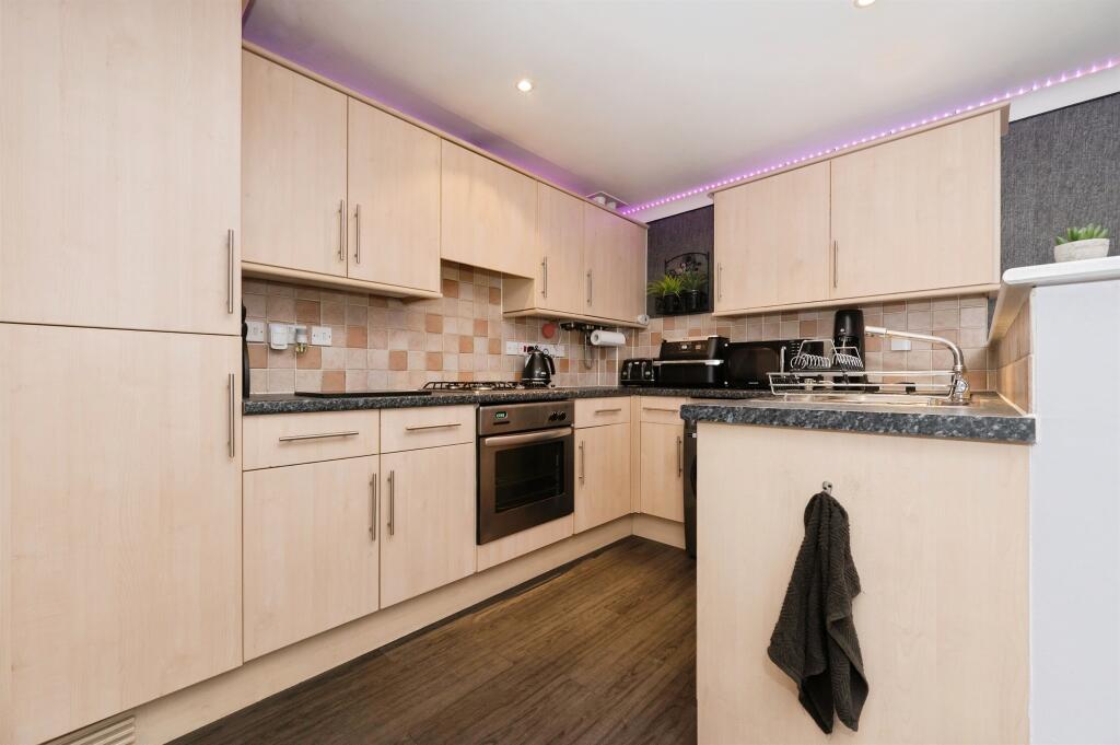 Apartment in Eastleigh - View 3