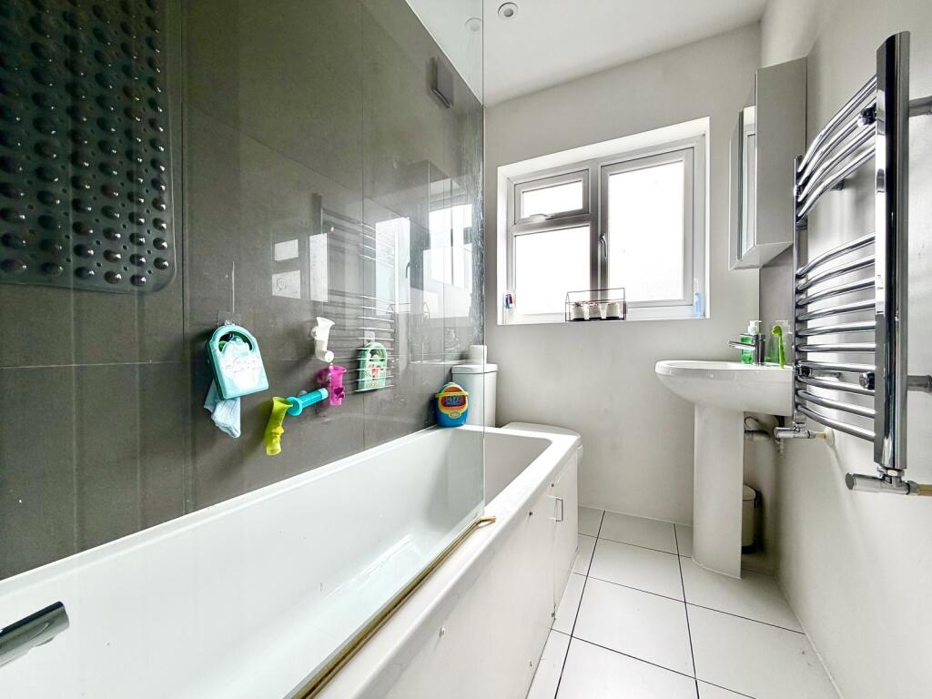 House in London, Royal Borough of Kingston upon Thames - View 4