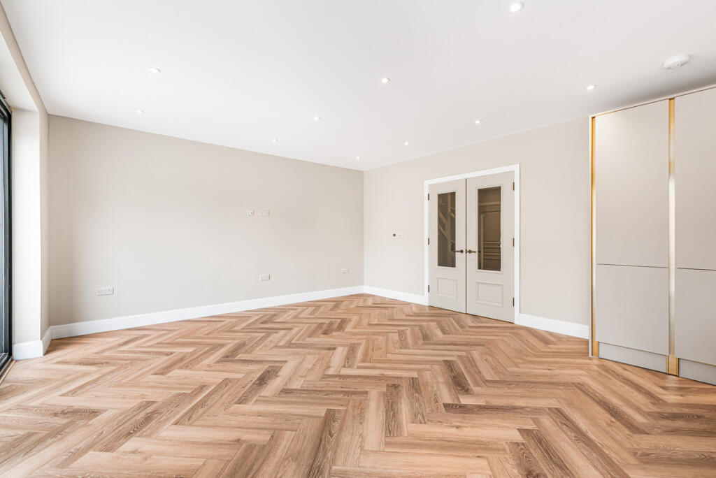 House in Croydon - More