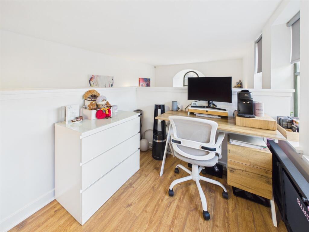 House in Paisley, Renfrewshire - More