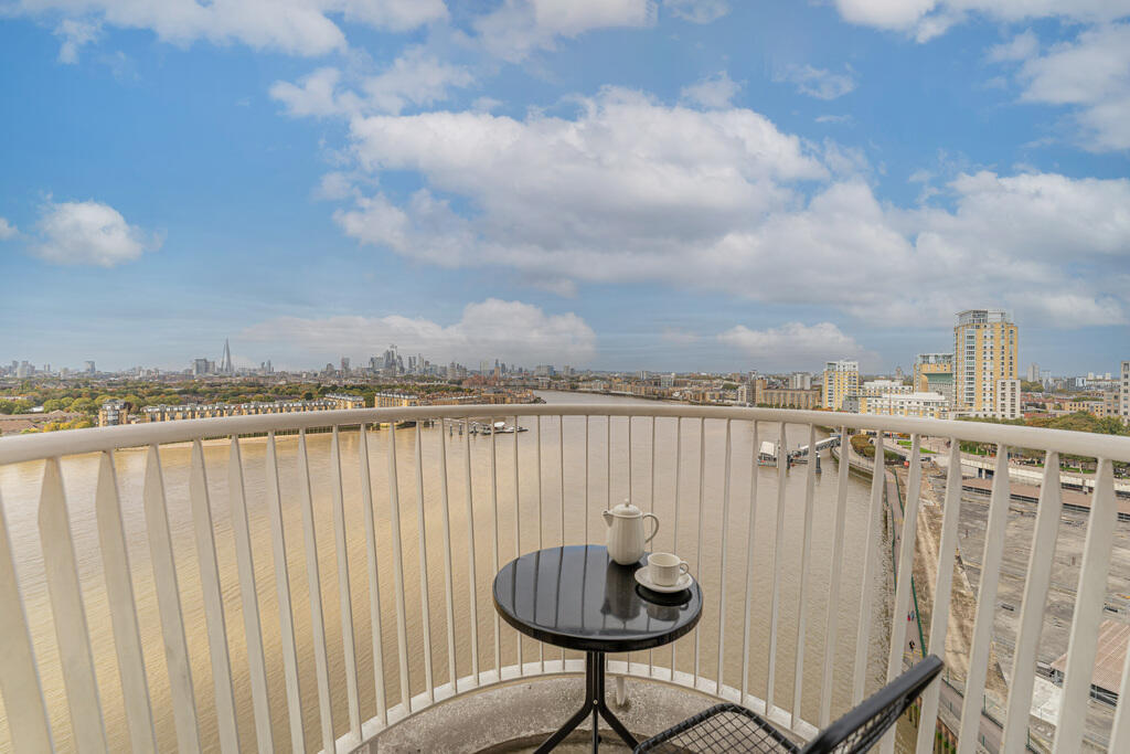 Main image of property: Cascades Tower, Canary Wharf E14
