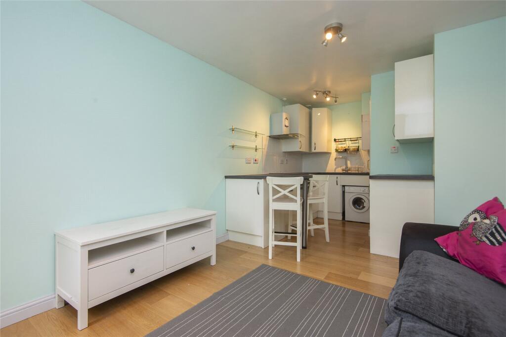 Clock Court, Victory Road, London, E11 - Widok 3