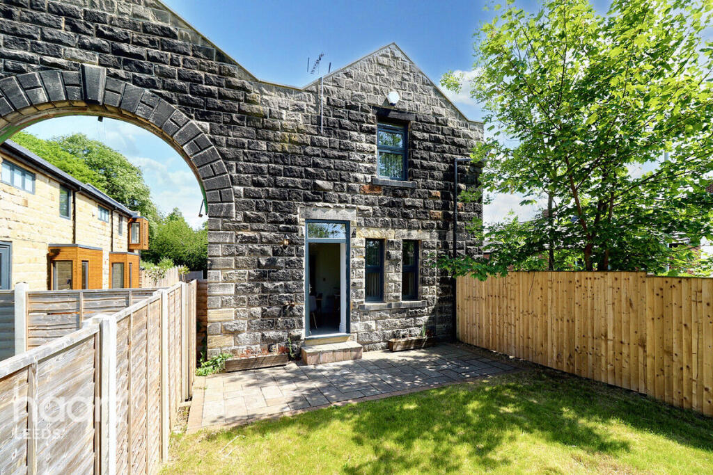 3-bed house on 10, Cliff Oaks, Leeds, £300,000