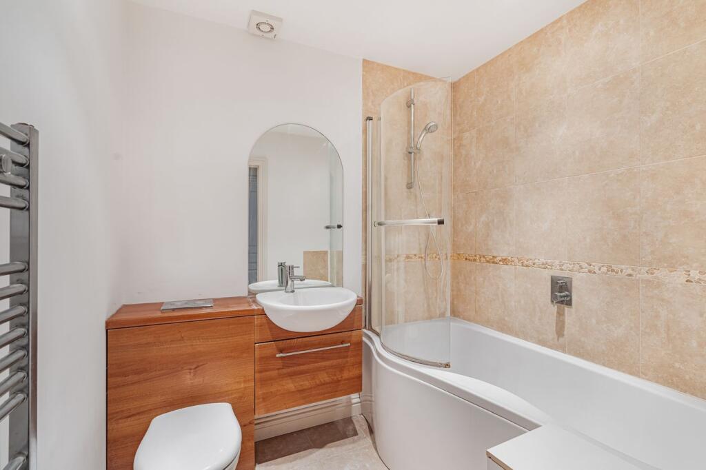 Apartment in Spelthorne, Surrey - More