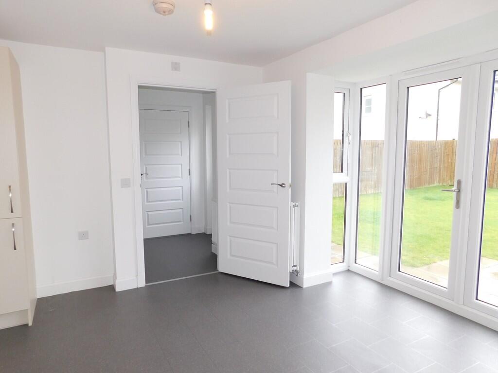 House in Livingston - More