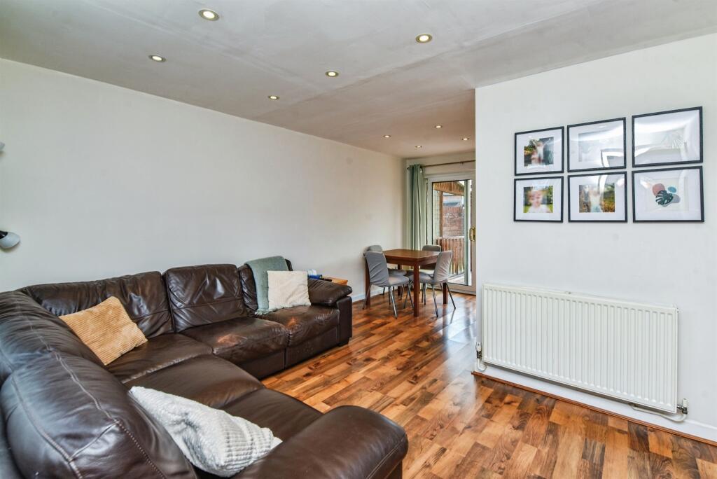 Ludlow Close, Westbury photo 3