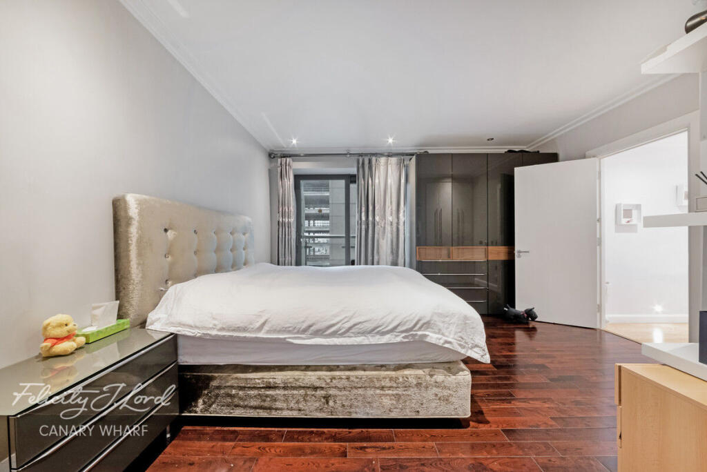 Apartment in London, St John's Estate, Isle of Dogs - More