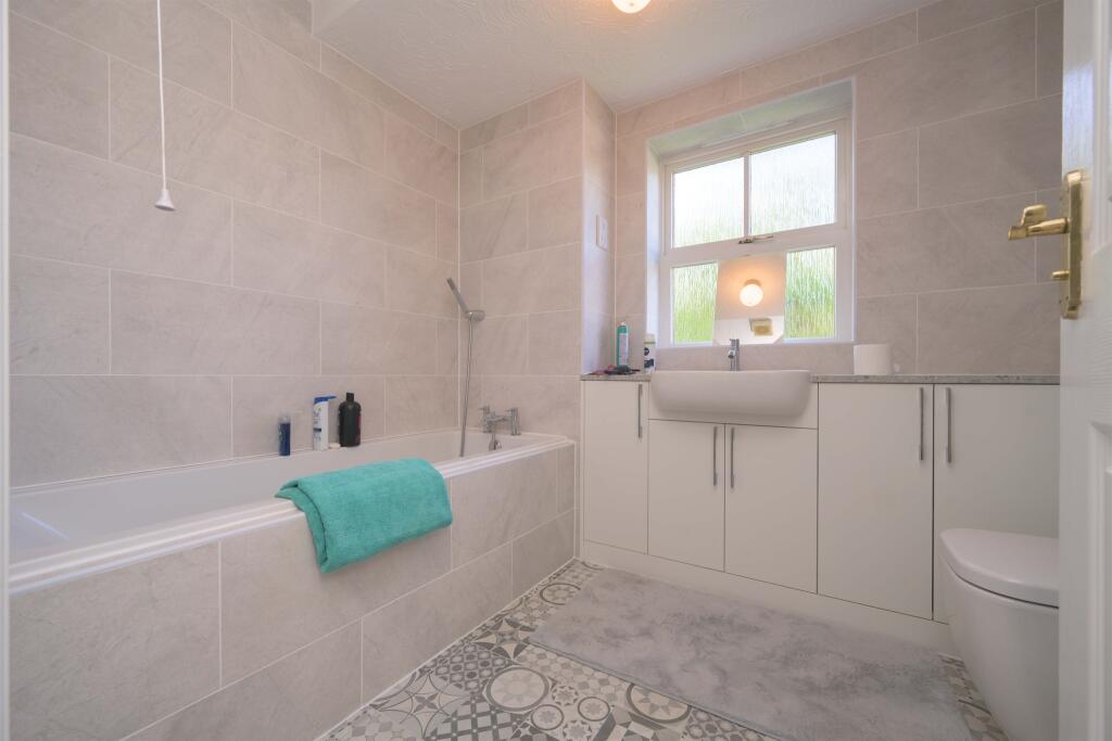 House in Northampton, Burton Latimer - More