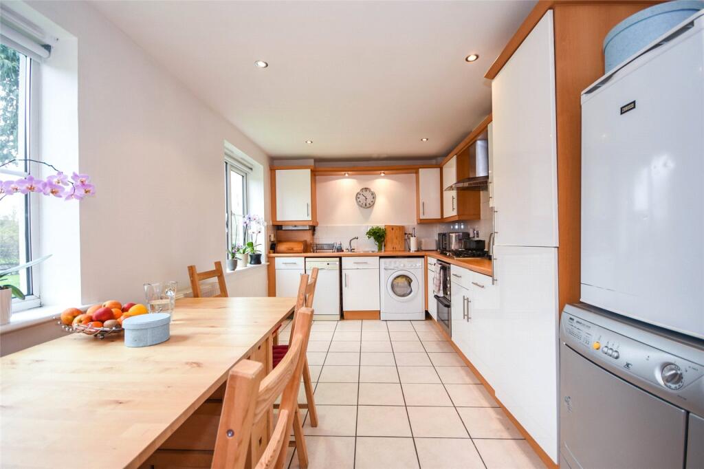 Sachfield Drive, Chafford Hundred, Grays, Essex, RM16 photo 4