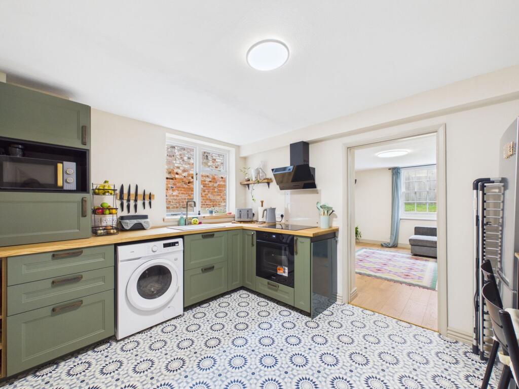 Apartment in Gloucester - View 3
