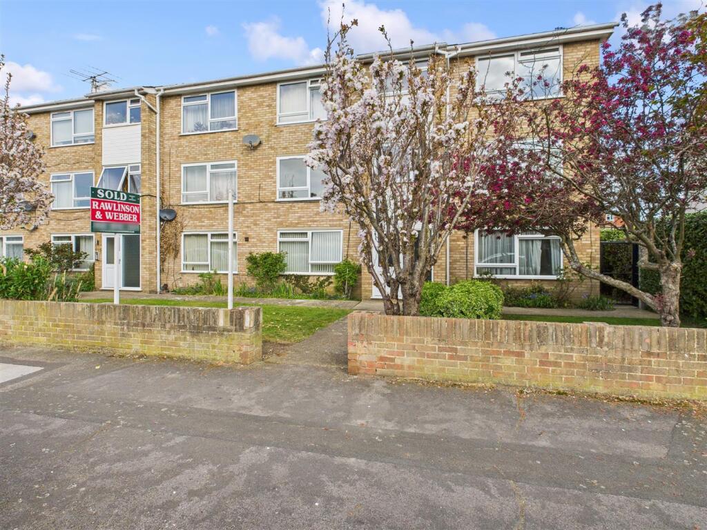 114 Molesey Avenue, West Molesey photo 4